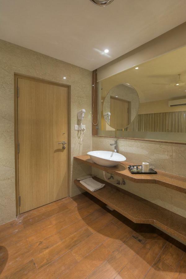 Hotel Sadbhav Villa Surat Zewnętrze zdjęcie