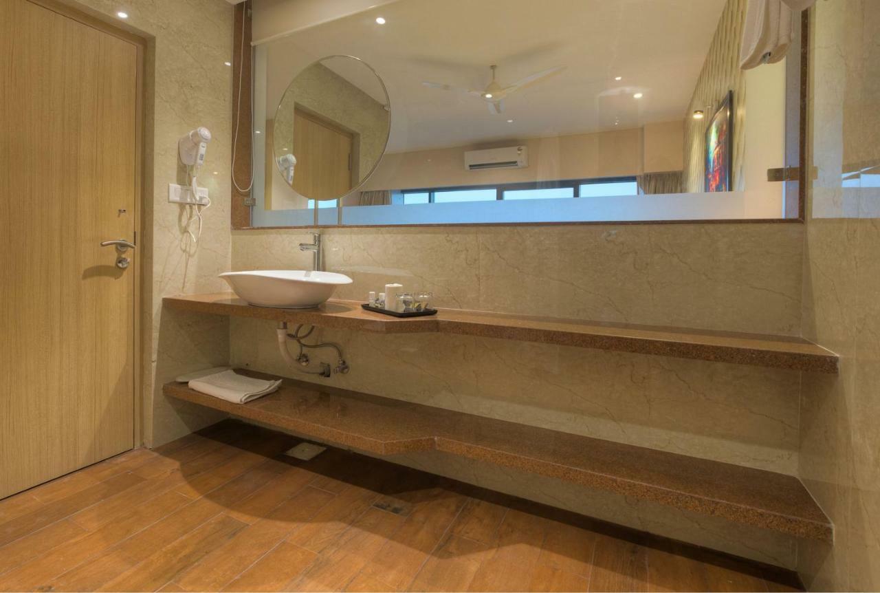 Hotel Sadbhav Villa Surat Zewnętrze zdjęcie