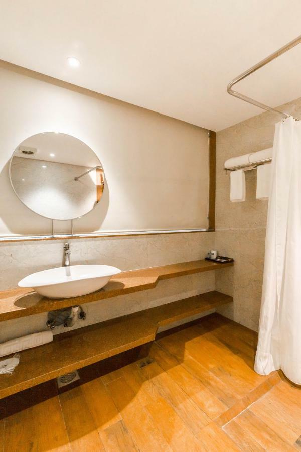 Hotel Sadbhav Villa Surat Zewnętrze zdjęcie